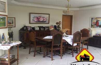 Imagem: A casa possui 3 Dormitórios, 3 Banheiros, 4 Vagas na garagem