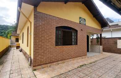 Imagem: A casa em condomínio possui 4 Dormitórios, 2 Banheiros, 2