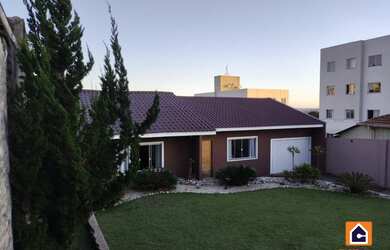 Imagem: A casa possui 3 Dormitórios, 3 Banheiros, 2 Vagas na garagem