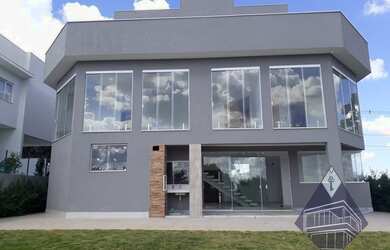 Imagem: A casa possui 3 Dormitórios, 1 Banheiro, 2 Vagas na garagem