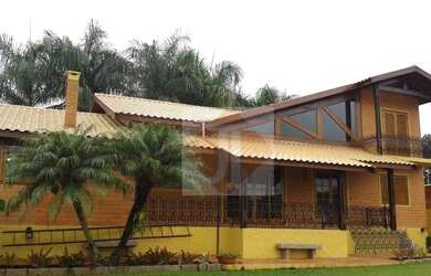 Imagem: A casa possui 3 Dormitórios, 3 Banheiros, 5 Vagas na garagem