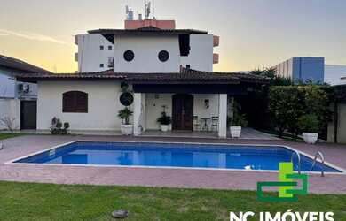 Imagem: A casa possui 4 Dormitórios, 4 Banheiros, 220m² de Área e