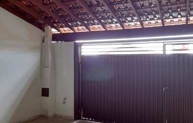 Imagem: A casa possui 3 Dormitórios, 1 Banheiro, 2 Vagas na garagem