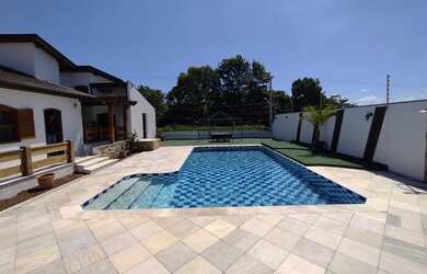 Imagem: A casa possui 3 Dormitórios, 3 Banheiros, 3 Vagas na garagem