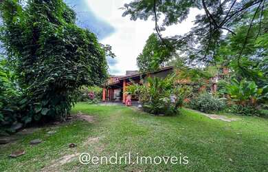 Imagem: A casa possui 3 Dormitórios, 2 Banheiros e 241m² de Área