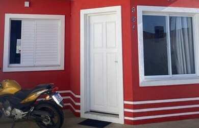 Imagem: A casa possui 2 Dormitórios, 1 Banheiro, 2 Vagas na garagem