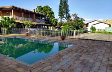 Imagem: A casa em condomínio possui 4 Dormitórios, 5 Banheiros, 5