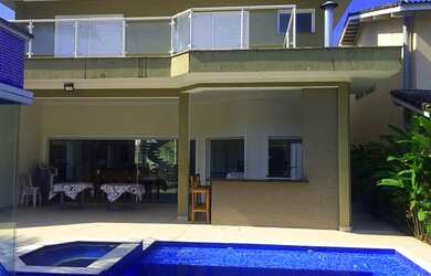 Imagem: A casa em condomínio possui 5 Dormitórios, 5 Banheiros, 2