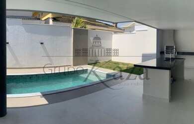 Imagem: A casa em condomínio possui 4 Dormitórios, 4 Banheiros, 2