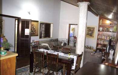 Imagem: A casa possui 3 Dormitórios, 3 Banheiros, 4 Vagas na garagem