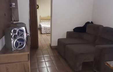 Imagem: A casa possui 2 Dormitórios, 1 Banheiro, 1 Vaga na garagem