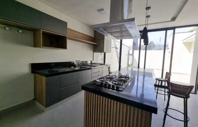 Imagem 2: Linda casa com piscina a venda no condomínio Portal das Monções em...