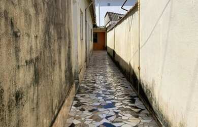 Imagem: A casa possui 1 Dormitório, 1 Banheiro, 1 Vaga na garagem