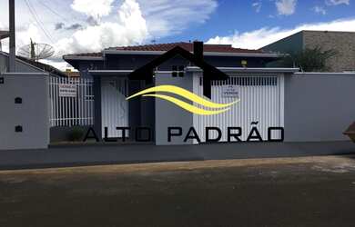 Imagem: A casa possui 3 Dormitórios, 2 Banheiros, 2 Vagas na garagem