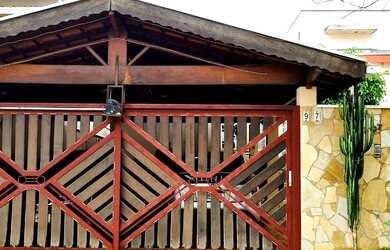 Imagem: A casa possui 3 Dormitórios, 1 Banheiro, 2 Vagas na garagem