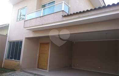 Imagem: A casa possui 3 Dormitórios, 3 Banheiros, 3 Vagas na garagem