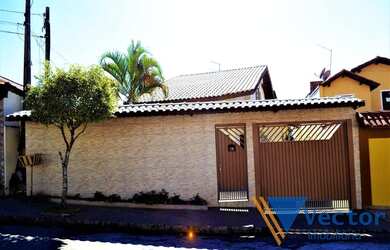 Imagem: A casa possui 4 Dormitórios, 4 Banheiros, 5 Vagas na garagem