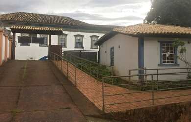 Imagem: A casa possui 4 Dormitórios, 2 Banheiros, 5 Vagas na garagem