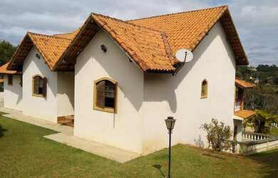 Imagem: A casa em condomínio possui 4 Dormitórios, 3 Banheiros, 5