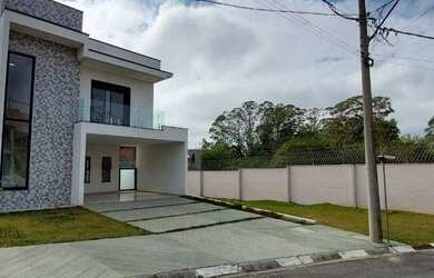 Imagem: A casa em condomínio possui 3 Dormitórios, 2 Banheiros, 4