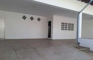 Imagem: A casa possui 3 Dormitórios, 2 Banheiros, 2 Vagas na garagem