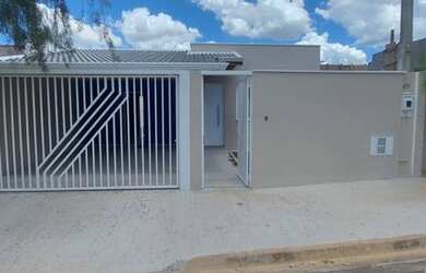 Imagem: A casa possui 3 Dormitórios, 2 Banheiros, 2 Vagas na garagem