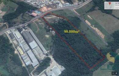 Imagem: O terreno possui 98.000m² de Área e está localizado em Zona