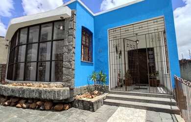 Imagem: A casa possui 3 Dormitórios, 3 Banheiros, 5 Vagas na garagem