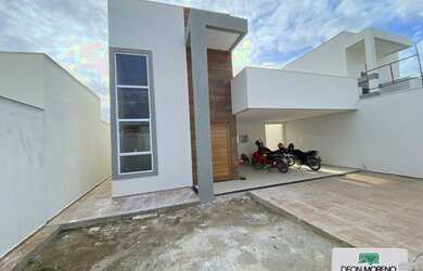 Imagem: A casa possui 3 Dormitórios, 2 Banheiros, 2 Vagas na garagem