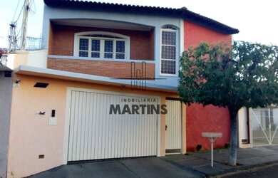 Imagem: A casa possui 3 Dormitórios, 3 Banheiros, 2 Vagas na garagem