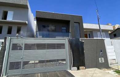 Imagem: A casa possui 3 Dormitórios, 2 Banheiros, 2 Vagas na garagem