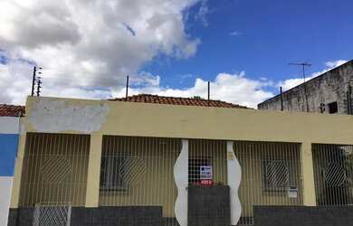 Imagem: A casa possui 3 Dormitórios, 1 Banheiro, 384m² de Área e