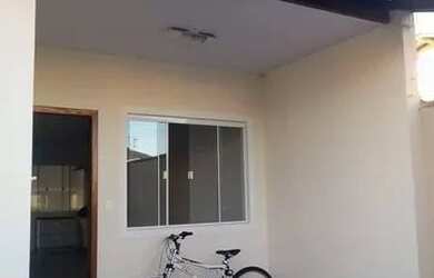 Imagem: A casa possui 3 Dormitórios, 2 Banheiros, 1 Vaga na garagem