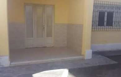 Imagem: A casa possui 3 Dormitórios, 1 Banheiro, Varanda e está localizado