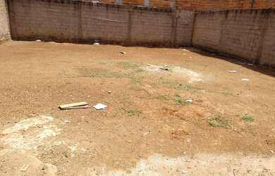 Imagem: A casa possui 2 Dormitórios, 1 Banheiro, 4 Vagas na garagem