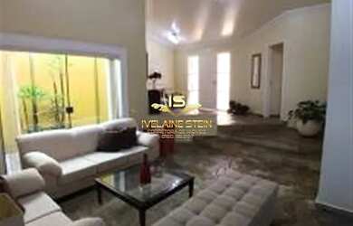 Imagem: A casa possui 3 Dormitórios, 5 Banheiros, 4 Vagas na garagem