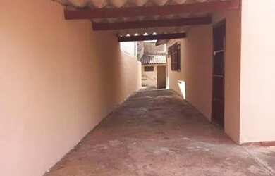 Imagem: A casa possui 2 Dormitórios, 1 Banheiro, 1 Vaga na garagem