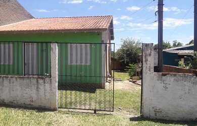 Imagem: A casa possui 3 Dormitórios, 1 Banheiro, 2 Vagas na garagem