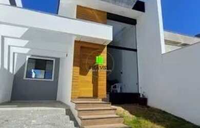 Imagem: A casa possui 3 Dormitórios, 2 Banheiros, 2 Vagas na garagem