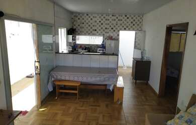 Imagem: A casa possui 2 Dormitórios, 2 Banheiros, 2 Vagas na garagem