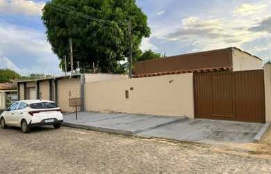 Imagem: A casa possui 2 Dormitórios, 2 Banheiros, 2 Vagas na garagem