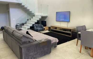 Imagem: A casa possui 3 Dormitórios, 5 Banheiros, 4 Vagas na garagem