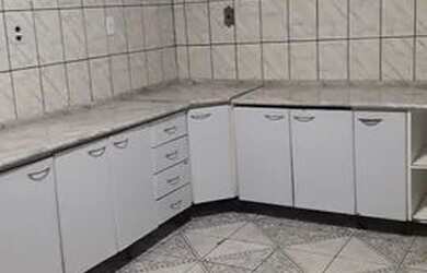 Imagem: A casa possui 3 Dormitórios, 1 Banheiro, 3 Vagas na garagem