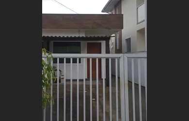 Imagem: A casa possui 2 Dormitórios, 1 Banheiro, 1 Vaga na garagem