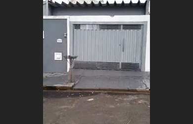 Imagem: A casa possui 2 Dormitórios, 2 Banheiros, 2 Vagas na garagem