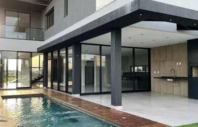 Imagem 3: Casa de condomínio para venda possui 357 metros quadrados com 5 quartos