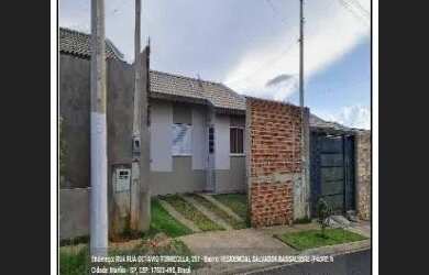 Imagem: A casa possui 2 Dormitórios, 1 Banheiro, 2 Vagas na garagem