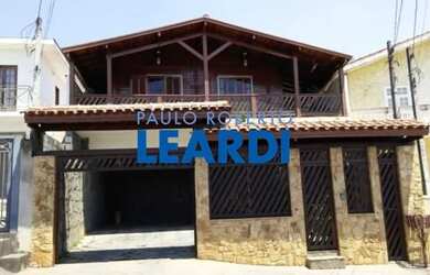 Imagem: A casa possui 3 Dormitórios, 3 Banheiros, 5 Vagas na garagem