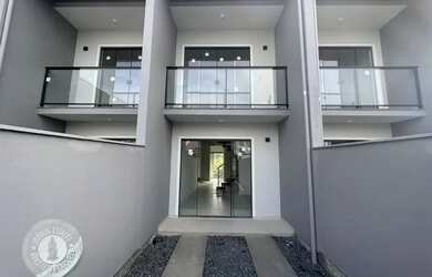 Imagem: A casa possui 2 Dormitórios, 2 Banheiros, 2 Vagas na garagem