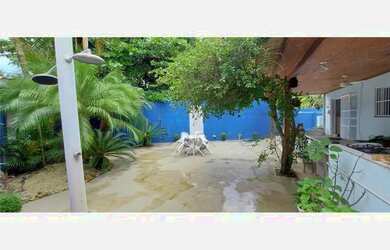 Imagem: A casa possui 5 Dormitórios, 5 Banheiros, 5 Vagas na garagem